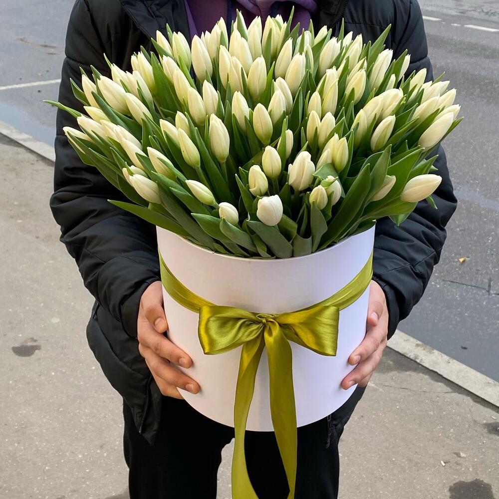 101 белый тюльпан в шляпной коробке ракурс 2