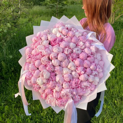 101 розовый пион в руках