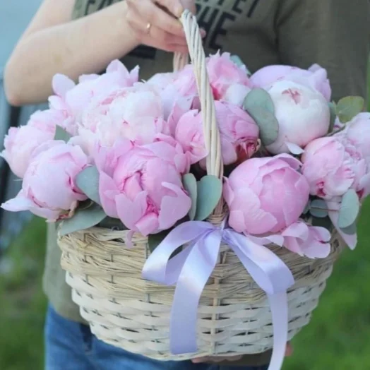 Купить Розовые пионы 15 шт в корзине с эвкалиптом