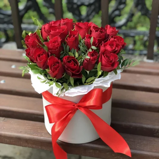 Купить 19 роз в шляпной коробке «Красная шапочка»