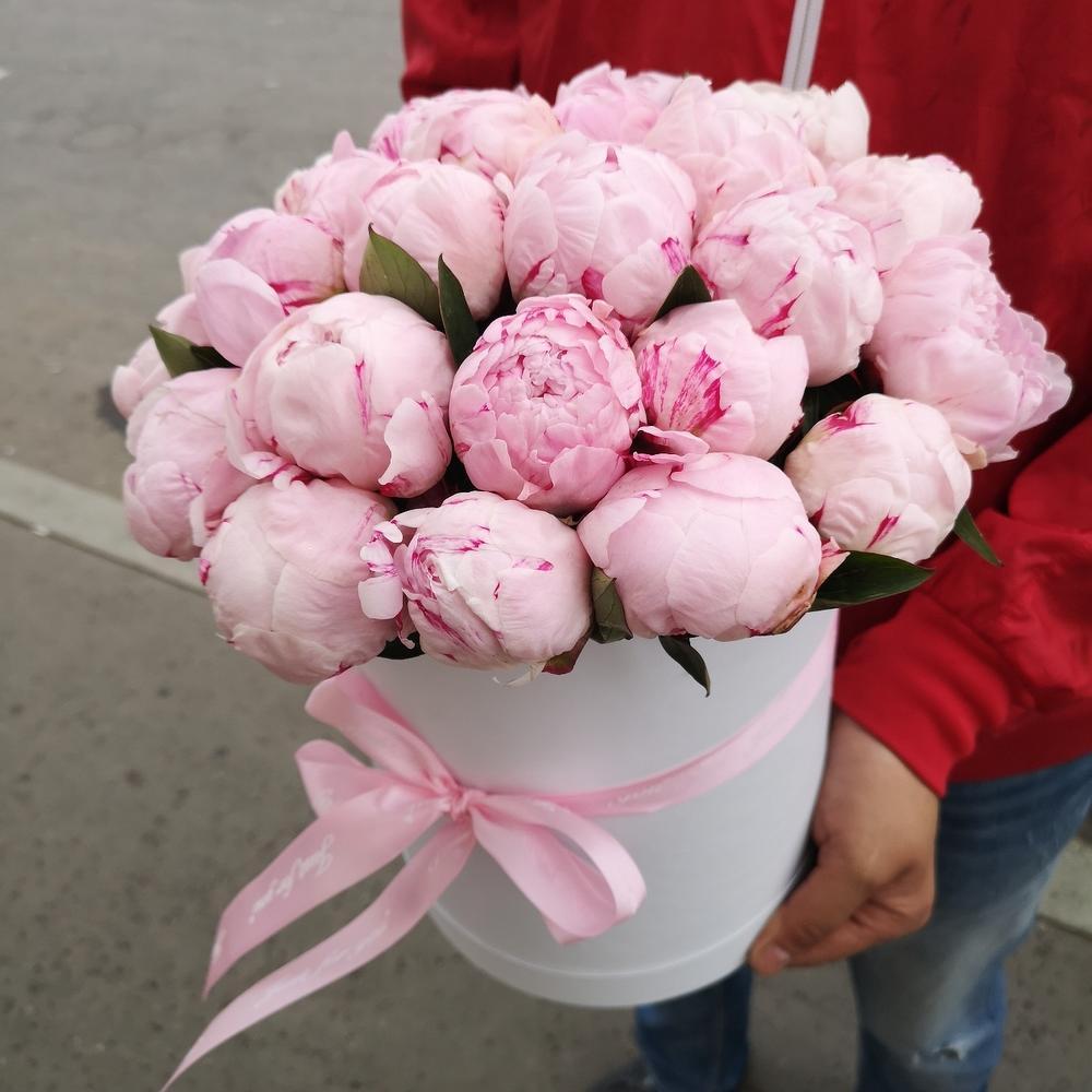 25 розовых пионов в шляпной коробке ракурс 2