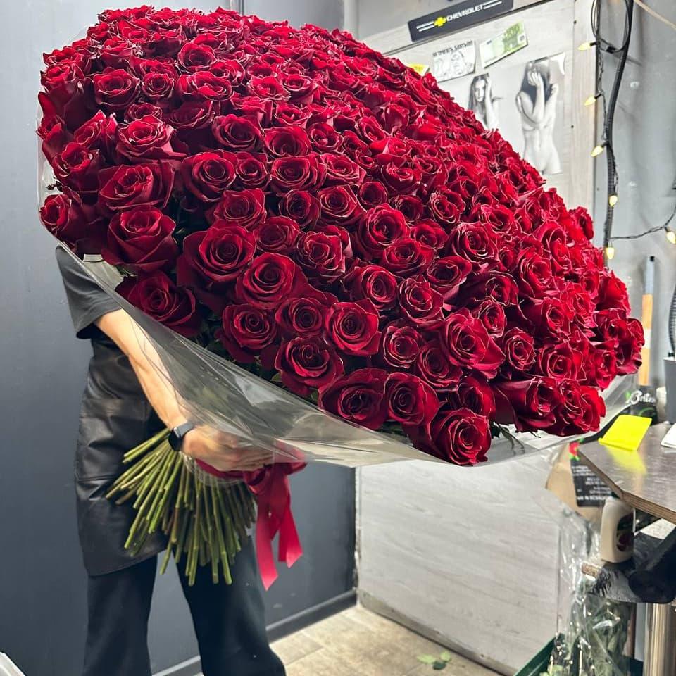 Купить 301 гигантская роза высотой 120 см в Москве ракурс 3