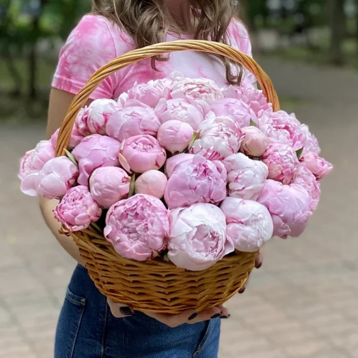 Купить 51 розовый пион в корзине