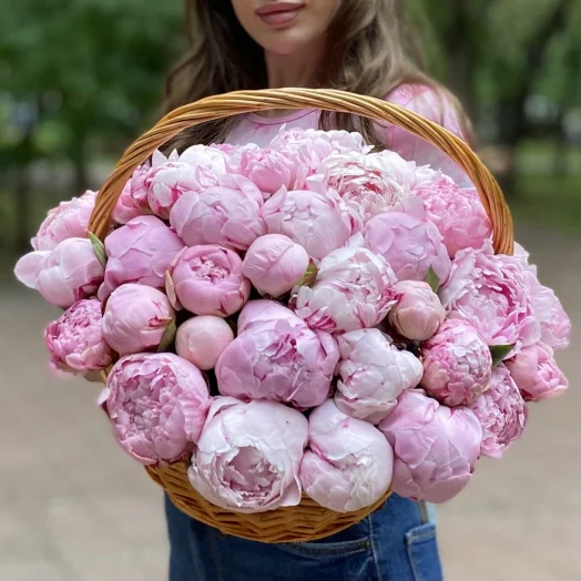51 розовый пион в корзине в руках