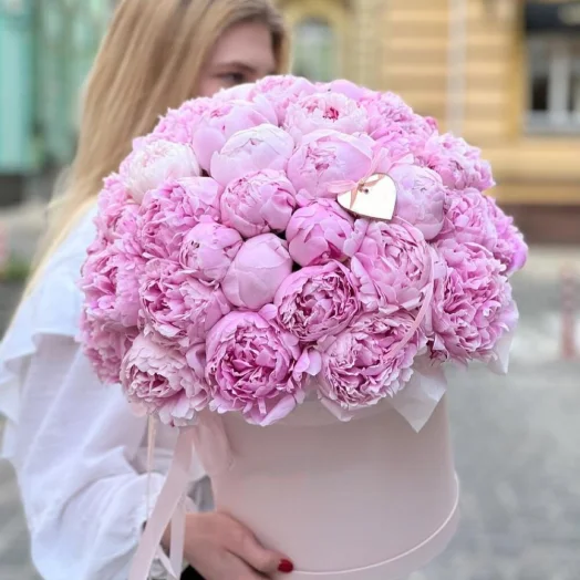 Купить 51 розовый пион в шляпной коробке