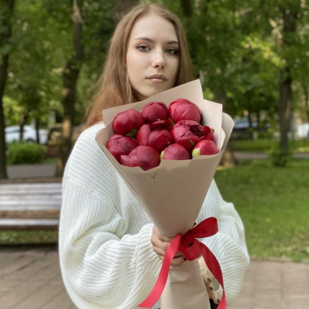 Купить бордовые пионы ред шарм - 9 шт в Москве ракурс 3