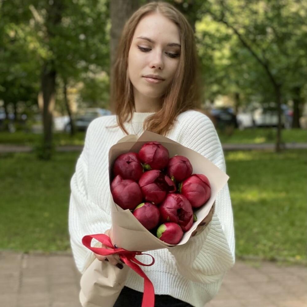 Купить бордовые пионы ред шарм - 9 шт в Москве ракурс 4