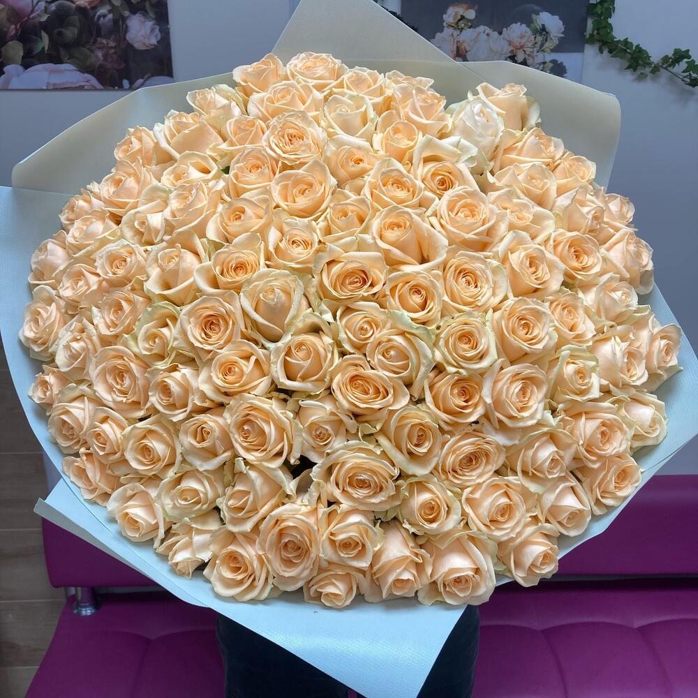 Купить букет из 101 кремовой розы в Москве ракурс 3