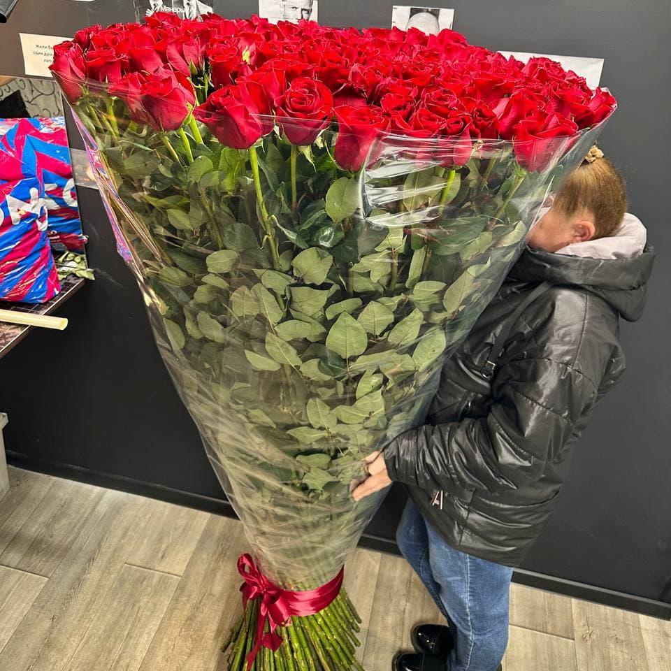 Купить букет из 101 розы 200 см (2 метра) в Москве ракурс 4