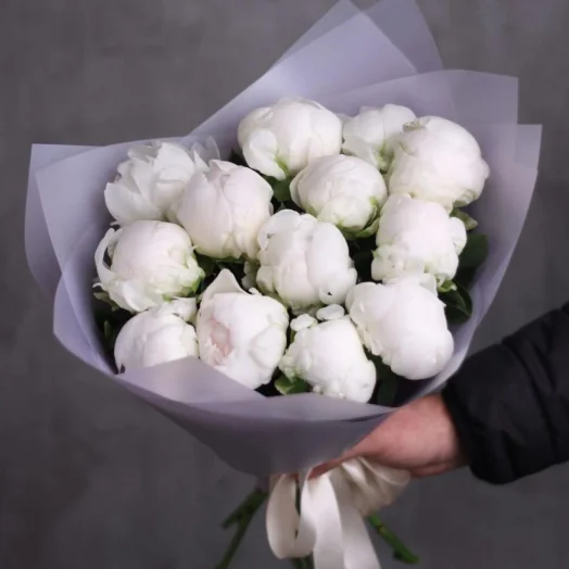 Купить Букет из 13 белых пионов