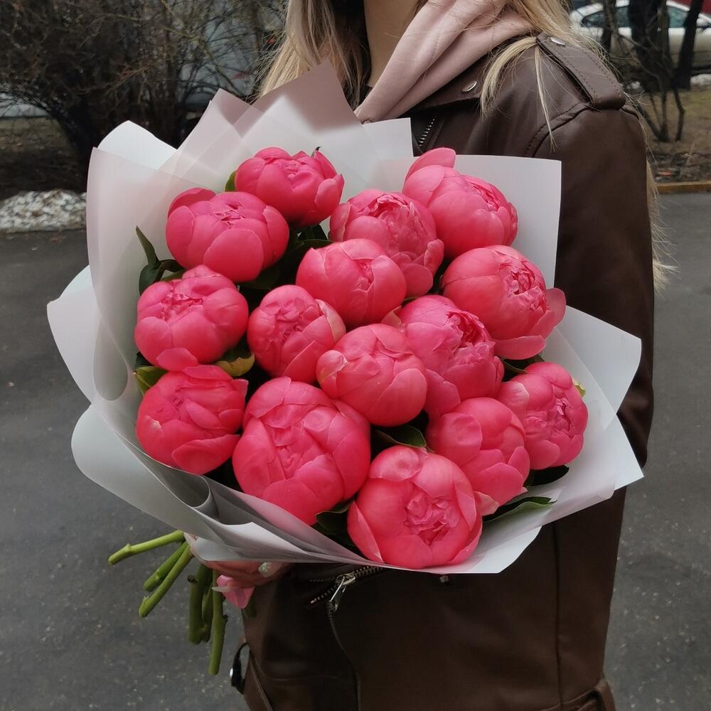 Букет из 15 коралловых пионов