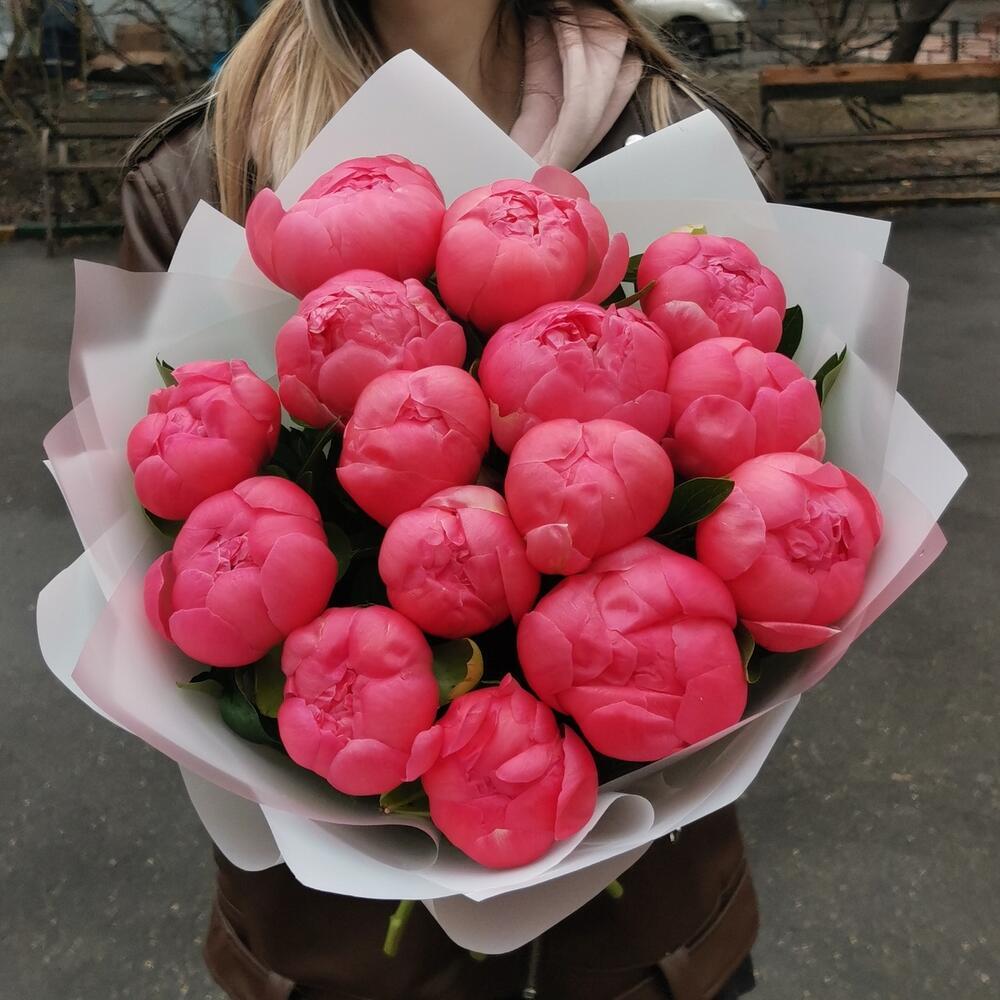 Букет из 15 коралловых пионов ракурс 2
