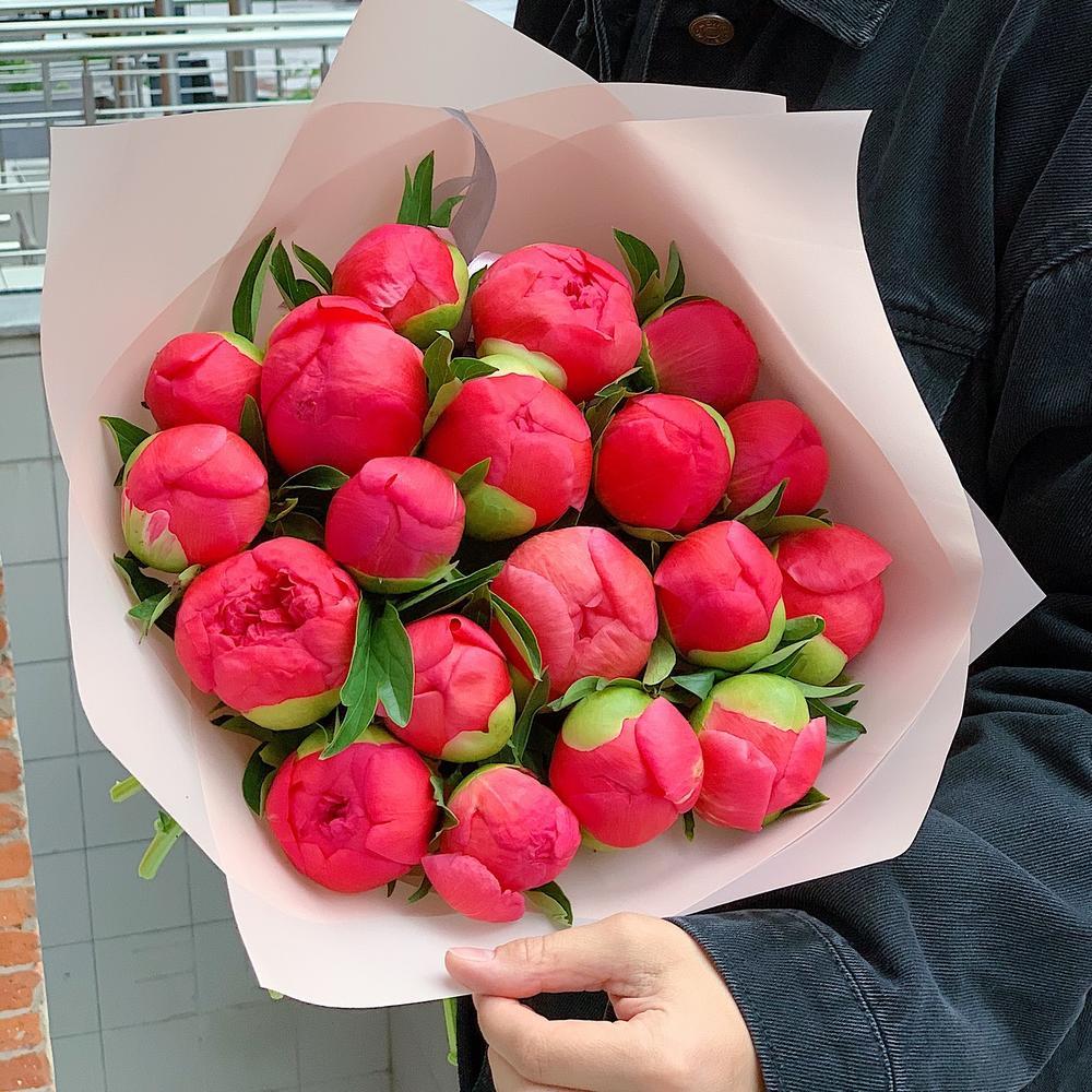 Букет из 19 коралловых пионов ракурс 2