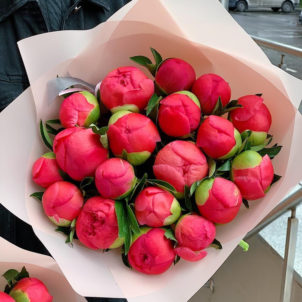 Купить букет из 19 коралловых пионов в Москве ракурс 3