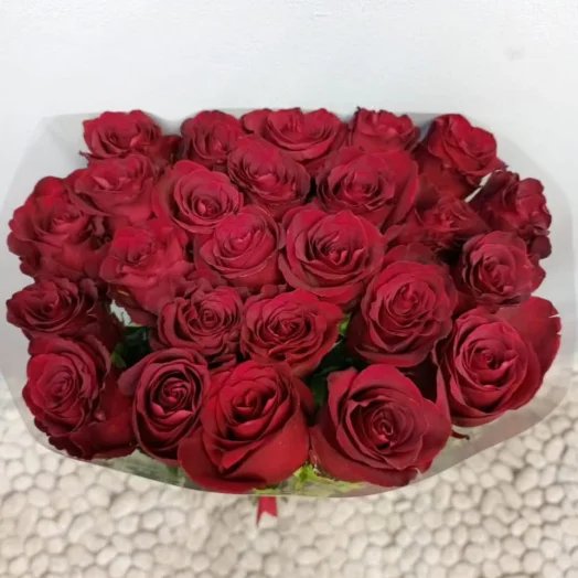 Букет из 25 гигантских роз (110 см) в руках