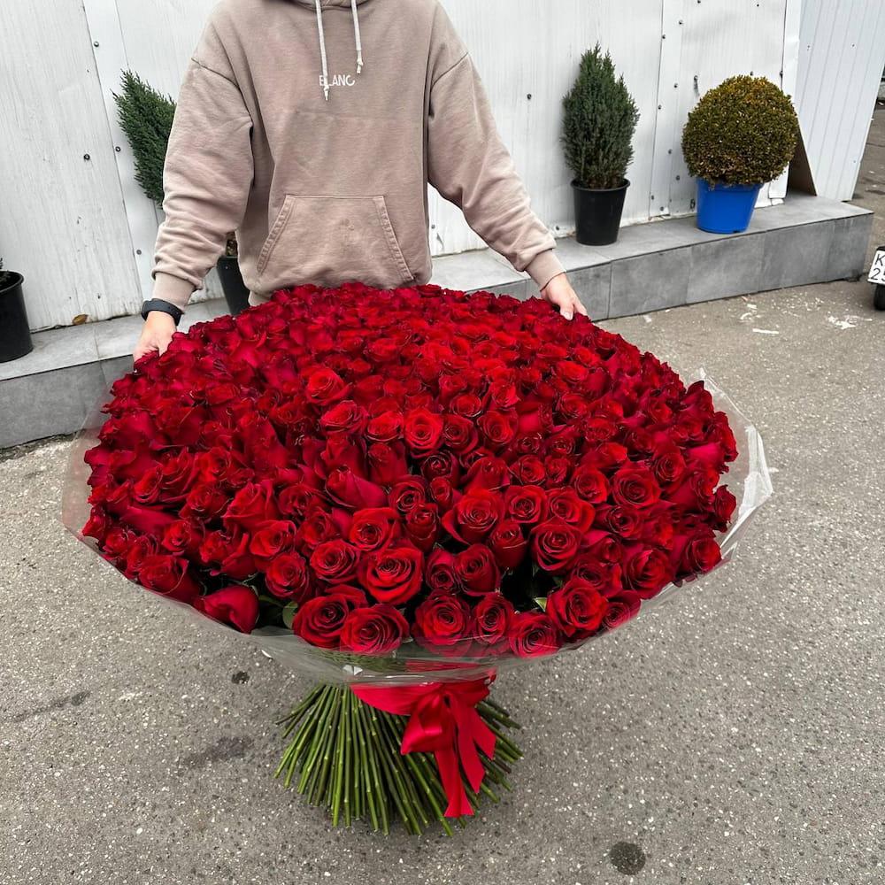 Купить букет из 301 метровой розы (100 см) в Москве ракурс 4