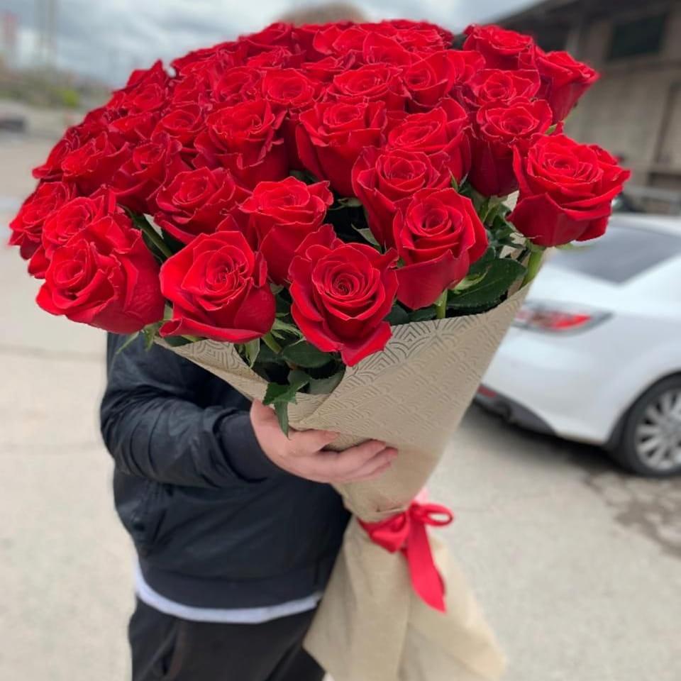 Букет из 35 высоких роз (130 см) ракурс 2