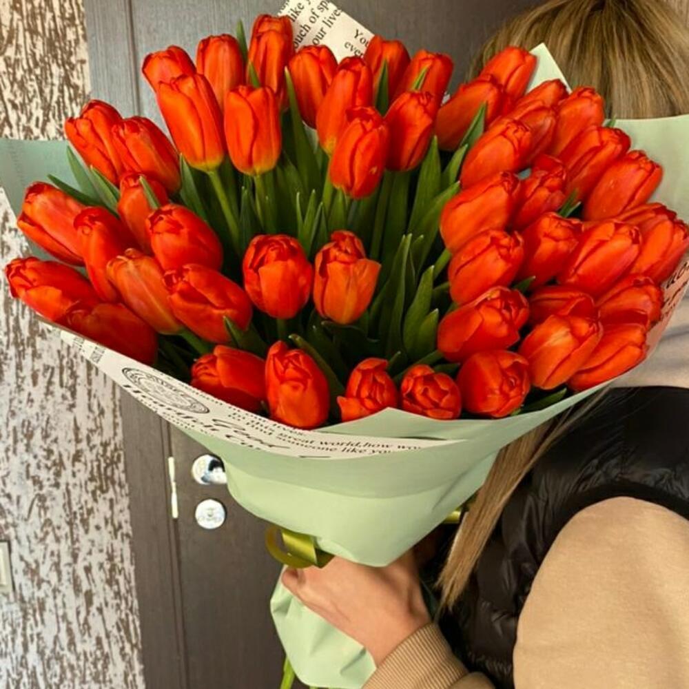 Купить букет из 51 красного тюльпана в Москве ракурс 3