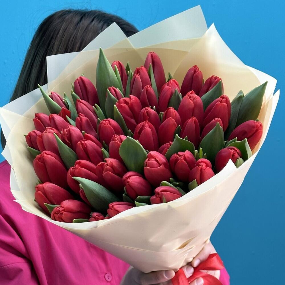 Купить букет из 51 красного тюльпана в Москве ракурс 7