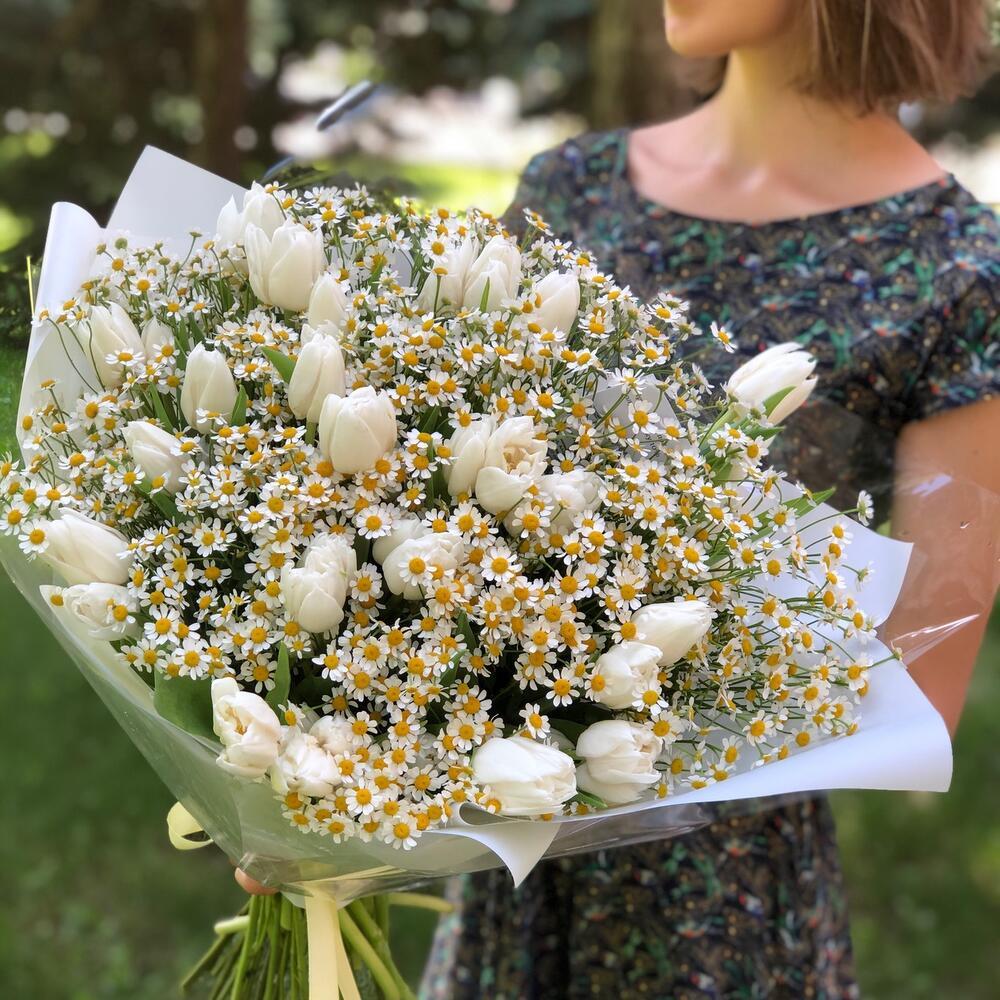 Букет из ромашек и тюльпанов ракурс 2