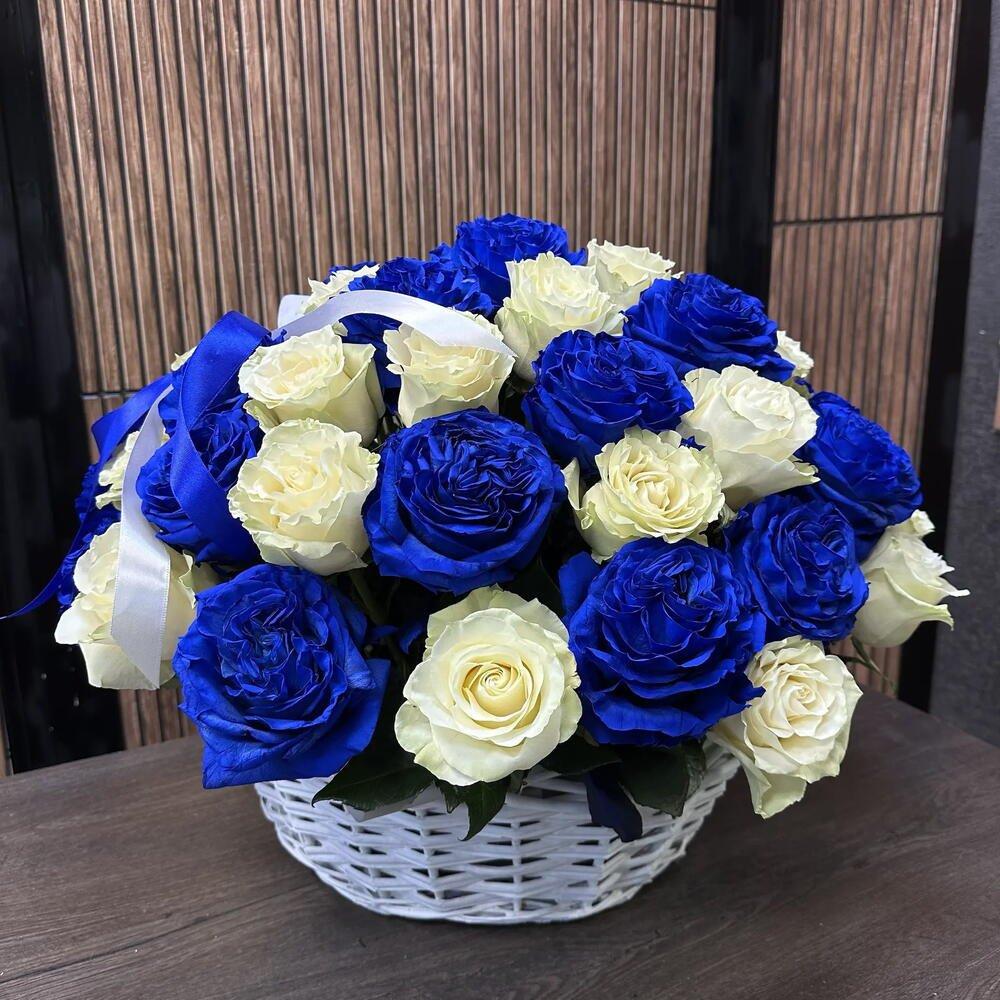 Корзина микс белых и синих роз