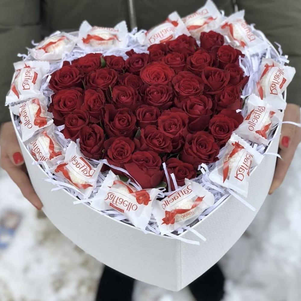 Красные розы и Рафаэлло в сердце