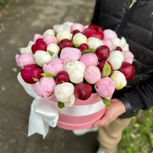 Купить Микс пионов 51 шт в шляпной коробке