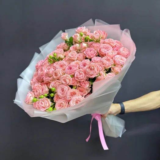 Нежный букет из 19 кустовых пионовидных роз в руках