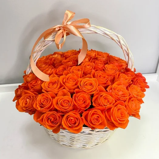 Оранжевые Розы в корзине 51 шт в руках