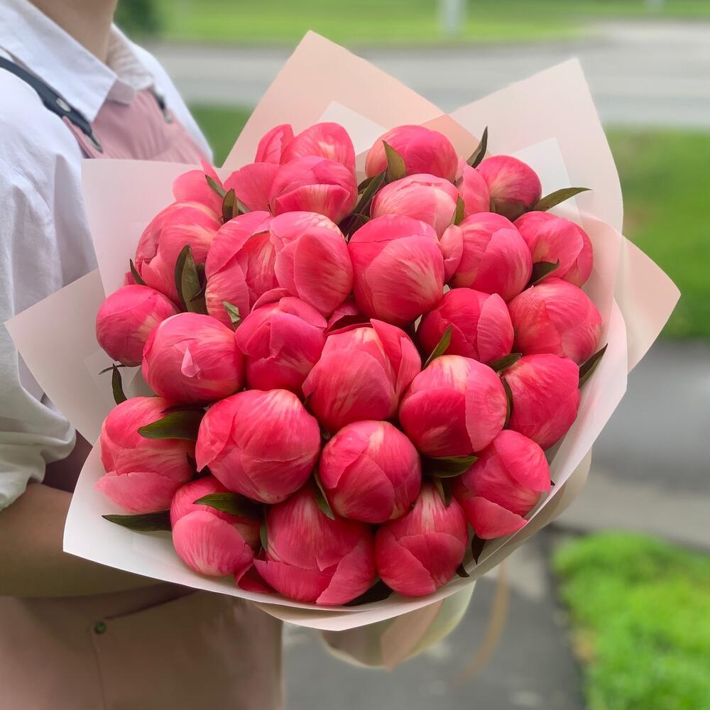 Пышный букет из 25 коралловых пионов