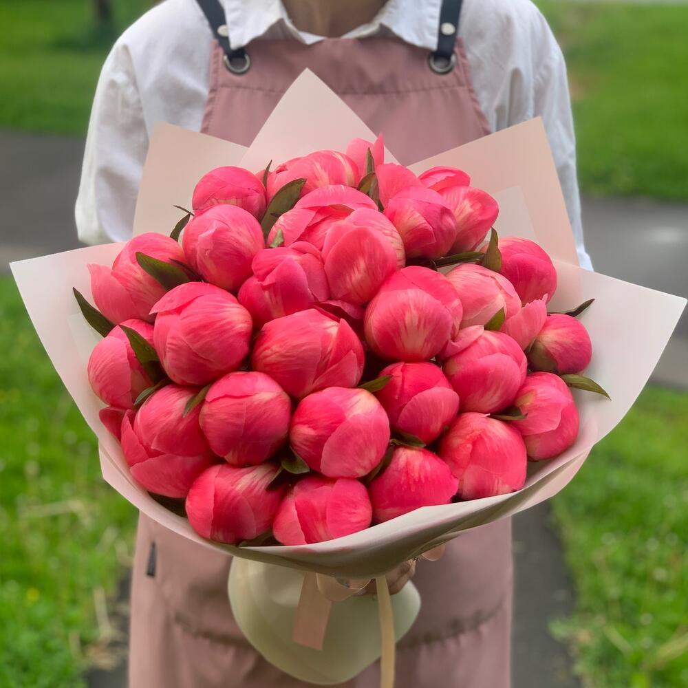 Пышный букет из 25 коралловых пионов ракурс 2