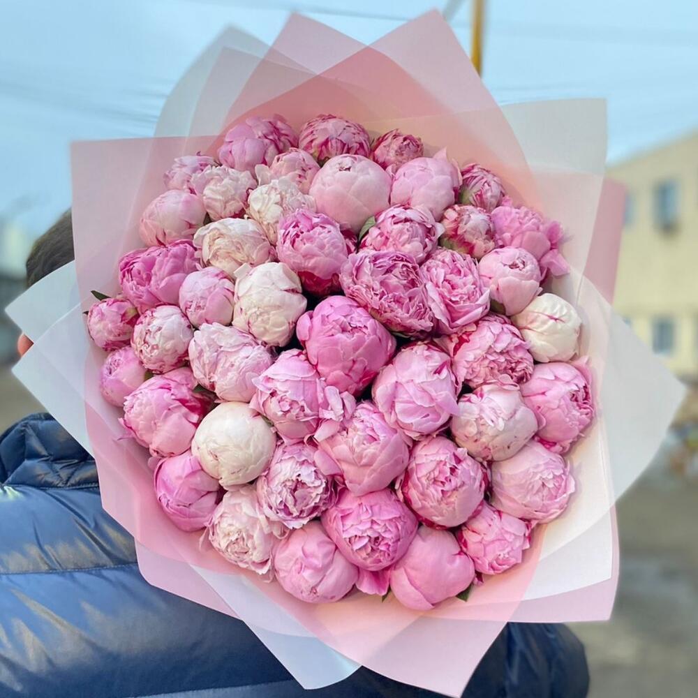 Роскошная охапка из 45 розовых пионов ракурс 2