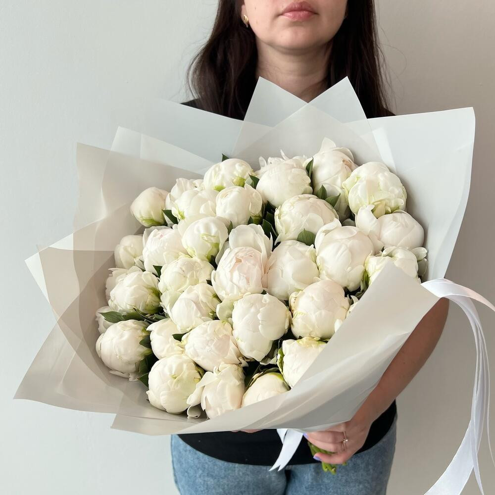 Заказ цветов: Роскошный букет из 35 белых пионов (сорт Duchesse de Nemours) - ракурс 1