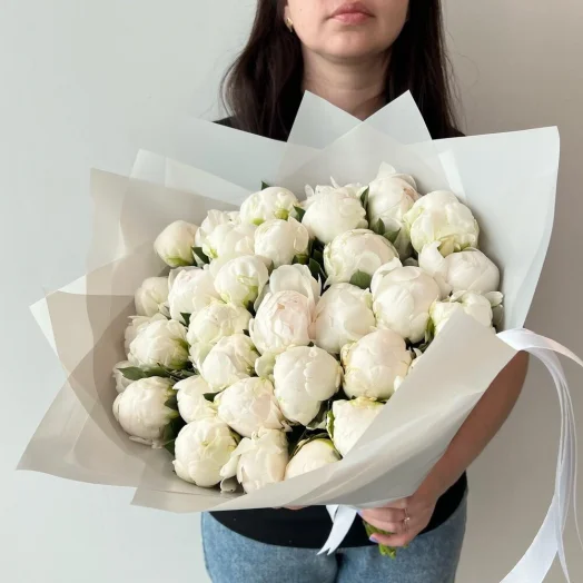 Купить Роскошный букет из 35 белых пионов (сорт Duchesse de Nemours)