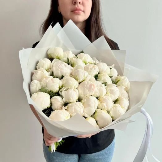 Роскошный букет из 35 белых пионов (сорт Duchesse de Nemours) в руках