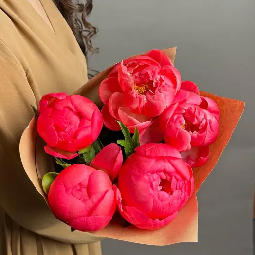 Яркий букет из 5 коралловых пионов (сорт Coral Charm)