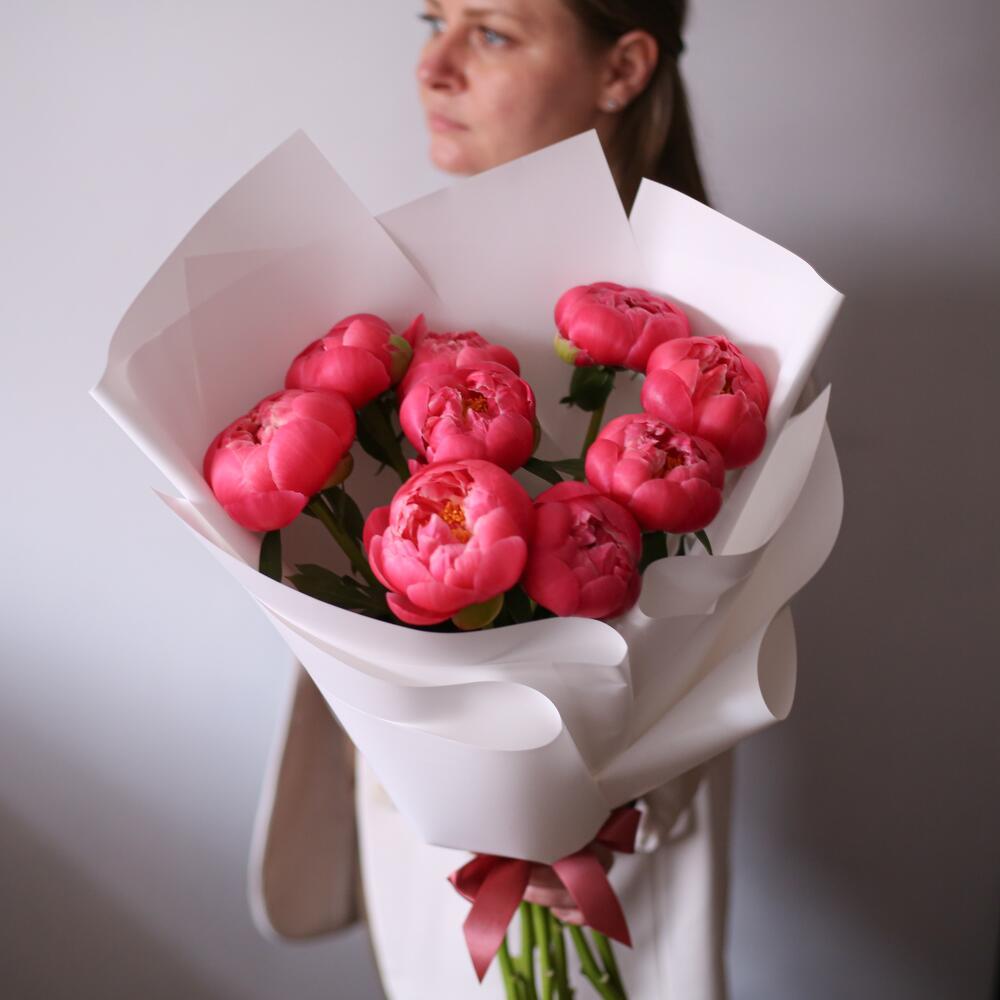 Купить яркий букет из 9 коралловых пионов (сорт coral charm) в Москве ракурс 3