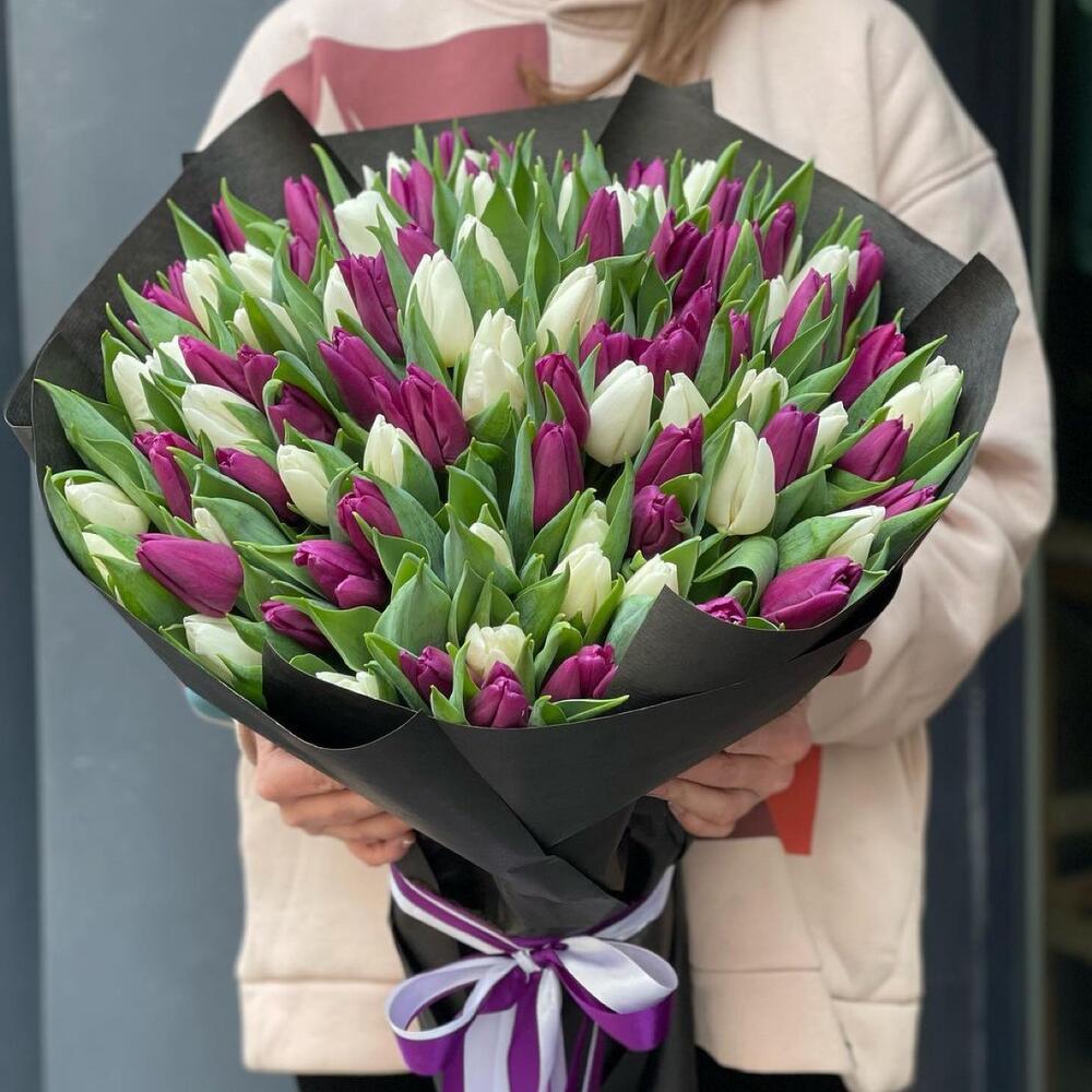 Купить яркий микс из 101 тюльпана в Москве ракурс 3